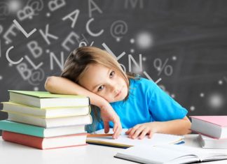 Hayat boyu öğrenme, bireyin yaşamı boyunca bilgi, beceri, değer ve tutum geliştirmesini sağlayan sistemli ya da kendiliğinden gelişen tüm öğrenme faaliyetlerini kapsar. Bu sadece akademik bilgilerle sınırlı değildir; aynı zamanda mesleki gelişim, kişisel ilgi alanları, dijital okuryazarlık, sosyal beceriler ve gündelik yaşamla ilgili pratik bilgileri de içerir.