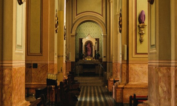 Hegemonya, tarih boyunca siyasal, kültürel ve ekonomik anlamda bir gücün diğerleri üzerinde kurduğu baskınlık ve yönlendirme etkisini tanımlamak için kullanılan çok katmanlı bir kavramdır. İlk kez antik Yunan'da askeri ve siyasi üstünlük bağlamında kullanılan bu terim, özellikle modern çağda sosyal bilimlerde ve uluslararası ilişkiler alanında çok daha derin bir içerikle ele alınmıştır. Hegemonya, yalnızca kaba kuvvetle değil, aynı zamanda rıza, kültürel nüfuz ve ekonomik bağımlılık gibi araçlarla da oluşturulan bir etki alanını ifade eder. Bu yönüyle hegemonya, salt zorla dayatılan bir tahakküm değil, aynı zamanda gönüllü bir kabulle oluşan bir üstünlüktür. Konulu bir haber görseli.