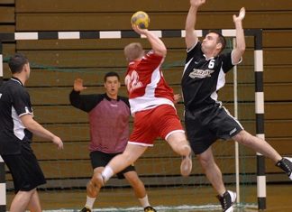 Hentbol maçları genellikle 40×20 metre ölçülerindeki kapalı bir sahada oynanır. Her iki takımda yedişer oyuncu bulunur: altı saha oyuncusu ve bir kaleci. Oyunun amacı, rakip takımın kalesine elle topu göndererek gol atmaktır. Bir maç iki devreden oluşur ve her devre 30 dakikadır.