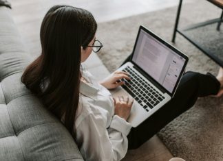 Hibrit eğitim, geleneksel sınıf içi derslerin yanı sıra çevrimiçi materyaller ve dijital araçlarla desteklenen bir öğretim modelidir. Bu modelde, öğrenciler hem fiziksel sınıf ortamında hem de çevrimiçi olarak eğitim alabilirler.