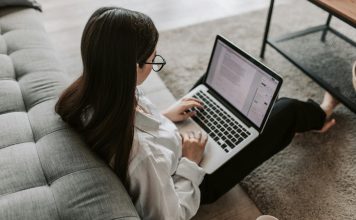 Hibrit eğitim, geleneksel sınıf içi derslerin yanı sıra çevrimiçi materyaller ve dijital araçlarla desteklenen bir öğretim modelidir. Bu modelde, öğrenciler hem fiziksel sınıf ortamında hem de çevrimiçi olarak eğitim alabilirler.