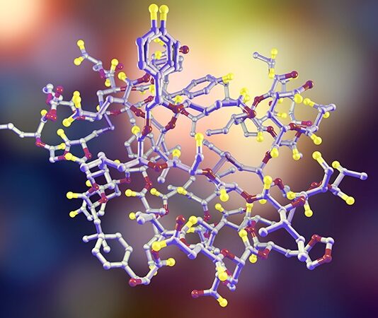 İnsan vücudu, yaşamın sürdürülebilmesi için karmaşık ve hassas bir sistemle çalışır. Bu sistemin en önemli düzenleyicilerinden biri ise hormonlardır. Hormonlar, endokrin bezler tarafından salgılanan kimyasal habercilerdir ve büyümeden metabolizmaya, ruh halinden üreme sağlığına kadar pek çok fonksiyonu düzenler. Ancak bu hormonların normalden az ya da fazla salgılanması durumunda hormon bozukluğu ortaya çıkar ve bu dengesizlik, vücudun genel işleyişinde ciddi aksamalar yaratabilir. Hormon bozuklukları yalnızca fiziksel belirtilerle değil, aynı zamanda psikolojik ve duygusal dalgalanmalarla da kendini gösterebilir. Konulu bir haber görseli.