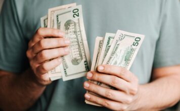 Ekonomik faaliyetler, bir ülkenin üretim, tüketim ve değer yaratma süreçlerini anlamamıza yardımcı olan temel yapı taşlarıdır. Bu faaliyetler genellikle üç ana sektöre ayrılır: birincil, ikincil ve üçüncül sektörler. Bunlar içinde ikincil ekonomi, ham maddelerin işlenerek üretim sürecine dahil edildiği ve değer kazandığı alan olarak tanımlanır. İkincil sektör, sadece bir ülkenin sanayi gücünü değil, aynı zamanda ekonomik büyüme potansiyelini de temsil eder. Bu nedenle ikincil ekonomiyi anlamak, üretim temelli kalkınma anlayışını kavramak açısından oldukça önemlidir. Konulu bir haber görseli.