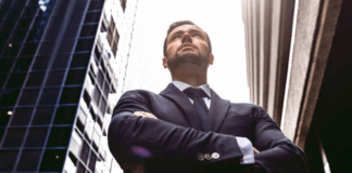 İktidar nedir? Bu soru, tarih boyunca filozoflardan siyasetçilere, sosyologlardan sıradan bireylere kadar birçok kişinin üzerinde düşündüğü temel meselelerden biri olmuştur. En basit tanımıyla iktidar, bir kişi ya da grubun diğerleri üzerinde söz geçirme, karar alma ve uygulama gücüdür. Ancak bu tanım, iktidarın karmaşık doğasını tam olarak yansıtmaz. konulu görsel