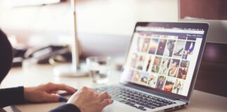 Dijital çağın getirdiği en büyük dönüşümlerden biri, alışveriş alışkanlıklarının fiziksel mağazalardan sanal platformlara kayması oldu. Bugün milyonlarca insan, ihtiyaçlarını karşılamak ya da keyfi harcamalar yapmak için e-ticaret sitelerini tercih ediyor. Peki, insanlar internetten en çok ne satın alıyor? Bu sorunun cevabı sadece tüketici davranışlarını anlamamıza değil, aynı zamanda girişimciler ve işletmeler için önemli stratejiler geliştirmeye de yardımcı olur. E-ticaretin yükselişi, ürün kategorilerindeki rekabeti artırırken, tüketici tercihlerinin hızla şekillenmesini sağlıyor. Konulu bir haber görseli.