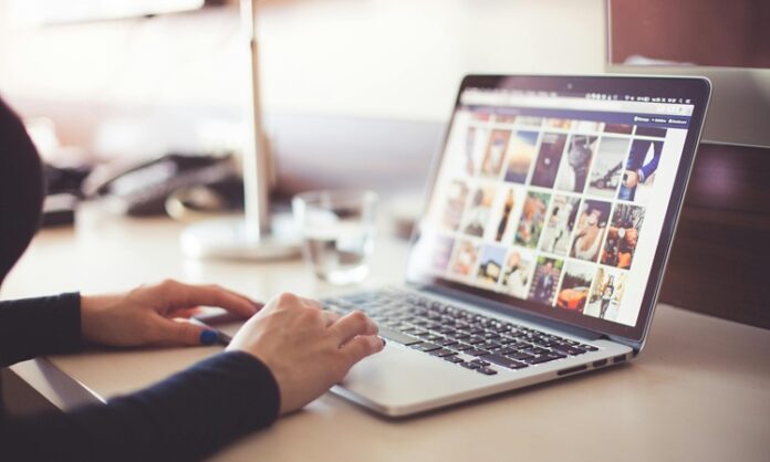 Dijital çağın getirdiği en büyük dönüşümlerden biri, alışveriş alışkanlıklarının fiziksel mağazalardan sanal platformlara kayması oldu. Bugün milyonlarca insan, ihtiyaçlarını karşılamak ya da keyfi harcamalar yapmak için e-ticaret sitelerini tercih ediyor. Peki, insanlar internetten en çok ne satın alıyor? Bu sorunun cevabı sadece tüketici davranışlarını anlamamıza değil, aynı zamanda girişimciler ve işletmeler için önemli stratejiler geliştirmeye de yardımcı olur. E-ticaretin yükselişi, ürün kategorilerindeki rekabeti artırırken, tüketici tercihlerinin hızla şekillenmesini sağlıyor. Konulu bir haber görseli.