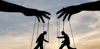 İrade ve sorumluluk arasındaki ilişki, çoğunlukla özgür irade anlayışıyla şekillenir. Özgür irade, bireyin kendi eylemleri üzerinde tam bir kontrol gücüne sahip olduğunu kabul eder.