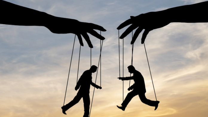 İrade ve sorumluluk arasındaki ilişki, çoğunlukla özgür irade anlayışıyla şekillenir. Özgür irade, bireyin kendi eylemleri üzerinde tam bir kontrol gücüne sahip olduğunu kabul eder.