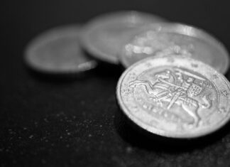 İyi Bir Ekonomi Nasıl Olur? Ekonomi, bir ülkenin refah düzeyini belirleyen en temel yapılardan biridir. Piyasaların sağlıklı işlemesi, üretimin artması, tüketicilerin alım gücünün korunması, istihdamın yaygınlaşması ve fiyat istikrarının sağlanması gibi birçok faktör, “iyi bir ekonomi” tanımını şekillendirir. Ancak yalnızca ekonomik büyüme oranları yüksek olduğu için bir ekonomiyi “iyi” olarak nitelendirmek eksik bir değerlendirme olur. Gerçek anlamda iyi bir ekonomi, hem sürdürülebilir kalkınmayı hedefler hem de toplumun tüm kesimlerini kapsayan adil ve dengeli bir sistem kurar. Konulu bir haber görseli.