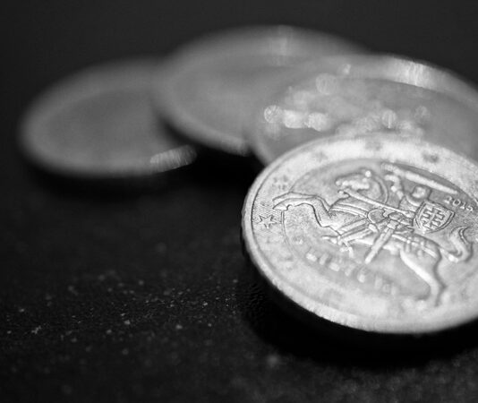 Ekonomi, bir ülkenin refah düzeyini belirleyen en temel yapılardan biridir. Piyasaların sağlıklı işlemesi, üretimin artması, tüketicilerin alım gücünün korunması, istihdamın yaygınlaşması ve fiyat istikrarının sağlanması gibi birçok faktör, “iyi bir ekonomi” tanımını şekillendirir. Ancak yalnızca ekonomik büyüme oranları yüksek olduğu için bir ekonomiyi “iyi” olarak nitelendirmek eksik bir değerlendirme olur. Gerçek anlamda iyi bir ekonomi, hem sürdürülebilir kalkınmayı hedefler hem de toplumun tüm kesimlerini kapsayan adil ve dengeli bir sistem kurar. Konulu bir haber görseli.