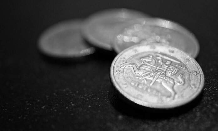 Ekonomi, bir ülkenin refah düzeyini belirleyen en temel yapılardan biridir. Piyasaların sağlıklı işlemesi, üretimin artması, tüketicilerin alım gücünün korunması, istihdamın yaygınlaşması ve fiyat istikrarının sağlanması gibi birçok faktör, “iyi bir ekonomi” tanımını şekillendirir. Ancak yalnızca ekonomik büyüme oranları yüksek olduğu için bir ekonomiyi “iyi” olarak nitelendirmek eksik bir değerlendirme olur. Gerçek anlamda iyi bir ekonomi, hem sürdürülebilir kalkınmayı hedefler hem de toplumun tüm kesimlerini kapsayan adil ve dengeli bir sistem kurar. Konulu bir haber görseli.