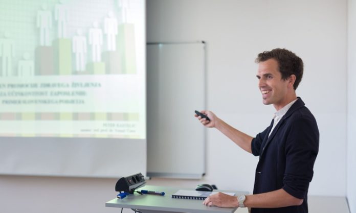 Jürili Sınav Nedir ve Eğitimdeki Rolü Jürili sınav, eğitim hayatında önemli bir yer tutan, özellikle yükseköğretim ve profesyonel alanlarda sıkça karşılaşılan bir değerlendirme yöntemidir. Bu sınav türü, katılımcıların sadece bilgi düzeyini değil, aynı zamanda sunum becerilerini, yaratıcı düşünme yeteneklerini ve eleştirel düşünme kapasitelerini de test eder. Jürili sınav, genellikle birden fazla uzman kişinin yer aldığı bir jüri tarafından yapılır ve bu, öğrencilerin ya da katılımcıların değerlendirilmesinde objektifliği artırmak için oldukça etkili bir yöntemdir. Konulu bir haber görseli.