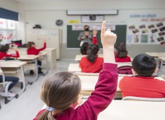 Kapsayıcı eğitim anlayışı, eğitim hakkının evrenselliği ilkesinden hareket eder. Her birey doğuştan gelen haklarla eğitim sürecine katılmalıdır. Özellikle özel gereksinimli bireyler, mülteci çocuklar, farklı dil veya din gruplarına mensup bireyler ya da sosyoekonomik dezavantajlı öğrenciler için kapsayıcı sistemler, öğrenme ortamlarının erişilebilirliği açısından büyük önem taşır.