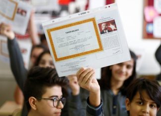 Karne notları, çoğu zaman öğretmenin kişisel değerlendirmelerine, sınıf içindeki gözlemlerine ve sınav sonuçlarına göre şekillenir. Bu noktada ölçme ve değerlendirme sisteminin objektifliği tartışma konusu hâline gelir.
