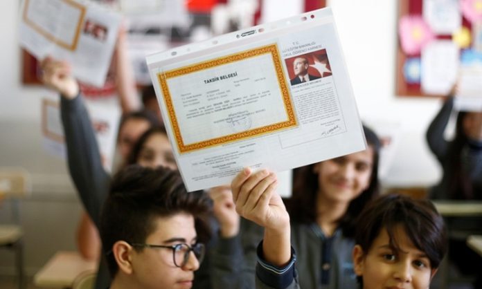 Eğitim öğretim yılının sonunda milyonlarca öğrenci, öğretmen ve veli için büyük bir dönüm noktası sayılan karne günü, öğrencilerin akademik performansının simgesel bir özetidir. Ancak bu özet, gerçekten öğrencinin gerçek başarısını mı gösteriyor? Yoksa yalnızca belirli kriterlere indirgenmiş, sınırlı bir ölçüm müdür? Türkiye'deki eğitim sisteminde hâlâ en çok dikkate alınan göstergelerden biri olan karne notu, öğrencinin tüm gelişimini temsil etmeye ne kadar uygundur? Konulu bir haber görseli.