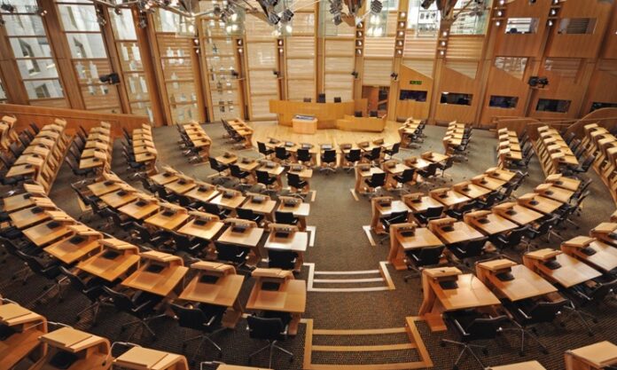 Demokrasi, halkın kendi yönetimini seçmesi ve denetlemesi olarak tanımlanır. Ancak, demokratik sistemler genellikle temsilci demokrasisi çerçevesinde işler. Bu modelde halk, belirli aralıklarla seçimlere katılır ve siyasi temsilcilerini seçer. Ancak katılımcı demokrasi, halkın sadece seçimlerde değil, sürekli bir şekilde karar alma süreçlerinde aktif rol almasını savunur. Bu anlayış, siyasi kararların yalnızca seçilmiş temsilciler tarafından alınmasını reddeder ve halkın doğrudan katılımını öngörür. Ancak bu sistemin, özellikle büyük toplumlarda, ne kadar uygulanabilir olduğu hala büyük bir tartışma konusudur. Konulu bir haber görseli.