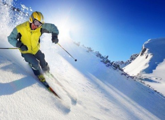 Kayakla dağcılık, dağ yamaçlarında yapılan zorlu bir kayak türüdür. Bu branşta, sporcular, dağa tırmanarak en yüksek noktaya ulaştıktan sonra, hızla aşağıya doğru kayarlar. Kayakla dağcılık, teknik bilgi, fiziksel güç ve dayanıklılık gerektirir. Dağcılık, kayakçılara doğa ile uyum içinde olma ve keşif yapma fırsatı sunar.