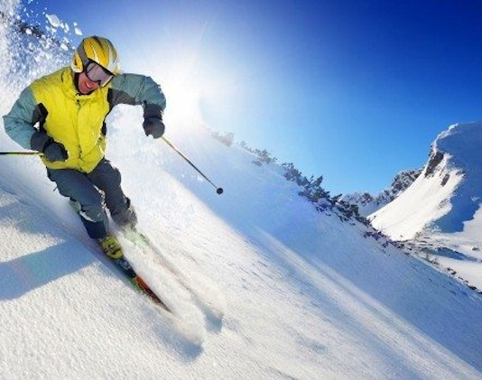 Kayakla dağcılık, dağ yamaçlarında yapılan zorlu bir kayak türüdür. Bu branşta, sporcular, dağa tırmanarak en yüksek noktaya ulaştıktan sonra, hızla aşağıya doğru kayarlar. Kayakla dağcılık, teknik bilgi, fiziksel güç ve dayanıklılık gerektirir. Dağcılık, kayakçılara doğa ile uyum içinde olma ve keşif yapma fırsatı sunar.