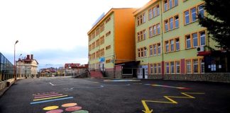 Kaynaştırma eğitimi, engelli veya özel gereksinimi olan çocukların, normal sınıf ortamlarında eğitim aldığı bir modeldir. Bu sistemde, özel gereksinimli öğrenciler, akranlarıyla birlikte eğitim alır ve öğretmenler, her öğrencinin ihtiyaçlarına uygun eğitim yöntemleri uygular. Kaynaştırma eğitimi, yalnızca akademik gelişimi değil, aynı zamanda öğrencilerin sosyal becerilerini de geliştirmeye yönelik bir yaklaşımdır.