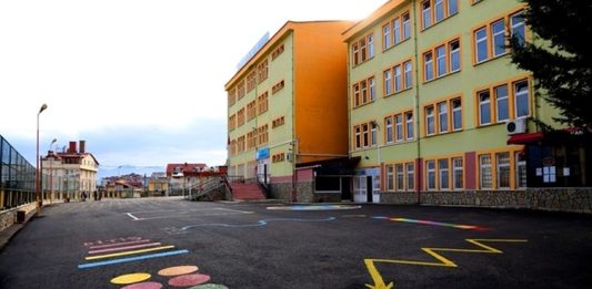 Kaynaştırma eğitimi, engelli veya özel gereksinimi olan çocukların, normal sınıf ortamlarında eğitim aldığı bir modeldir. Bu sistemde, özel gereksinimli öğrenciler, akranlarıyla birlikte eğitim alır ve öğretmenler, her öğrencinin ihtiyaçlarına uygun eğitim yöntemleri uygular. Kaynaştırma eğitimi, yalnızca akademik gelişimi değil, aynı zamanda öğrencilerin sosyal becerilerini de geliştirmeye yönelik bir yaklaşımdır.