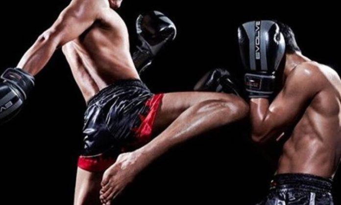 Kick boks, dövüş sporları arasında oldukça popüler ve etkili bir dal olup, tekme ve yumrukların birleştirildiği bir dövüş tekniğidir. Kick boks, hem savunma hem de saldırı amaçlı kullanılan güçlü tekme ve yumruk tekniklerini içerir. Bu spor, dövüşçülerin hız, güç, dayanıklılık ve çeviklik gibi fiziksel özelliklerini geliştirmelerine yardımcı olurken, aynı zamanda zihin sağlığını da kuvvetlendirir. Kick boks, özellikle etkili savunma yapabilmek ve aynı zamanda rakibi hızlı bir şekilde alt edebilmek için kapsamlı teknik bilgi ve deneyim gerektiren bir spor dalıdır. Konulu bir haber görseli.
