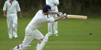 Kriketin tarihi, 16. yüzyıl İngiltere’sine kadar uzanır. İlk kez çocukların oynadığı bir oyun olarak belgelenen kriket, zamanla aristokrasi arasında yaygınlaştı ve 18. yüzyılın sonlarında organize hale geldi.