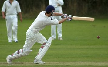 Kriketin tarihi, 16. yüzyıl İngiltere’sine kadar uzanır. İlk kez çocukların oynadığı bir oyun olarak belgelenen kriket, zamanla aristokrasi arasında yaygınlaştı ve 18. yüzyılın sonlarında organize hale geldi.