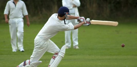 Kriketin tarihi, 16. yüzyıl İngiltere’sine kadar uzanır. İlk kez çocukların oynadığı bir oyun olarak belgelenen kriket, zamanla aristokrasi arasında yaygınlaştı ve 18. yüzyılın sonlarında organize hale geldi.