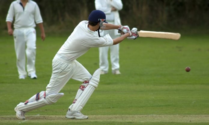 Kriketin tarihi, 16. yüzyıl İngiltere’sine kadar uzanır. İlk kez çocukların oynadığı bir oyun olarak belgelenen kriket, zamanla aristokrasi arasında yaygınlaştı ve 18. yüzyılın sonlarında organize hale geldi.