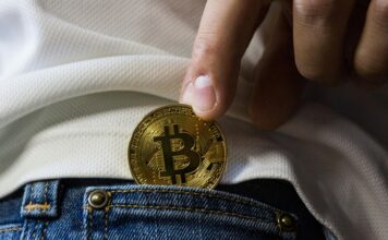 Kripto paralar, son yıllarda finans dünyasında büyük bir devrime yol açarak dijital ekonominin temel taşlarından biri haline gelmiştir. Geleneksel para birimlerinden farklı olarak merkezi bir otoriteye bağlı olmayan bu dijital varlıklar, kullanıcılar arasında doğrudan transfer edilebilmekte ve güvenlik, hız, maliyet gibi konularda birçok avantaj sunmaktadır. Peki kripto para nedir ve nasıl çalışır? Bu sistemin arkasında hangi teknolojiler vardır? Geleneksel finans sistemi ile arasındaki farklar nelerdir? Bu soruların yanıtı, günümüzde yatırım yapan milyonlarca insanın bilmesi gereken temel bilgileri oluşturur. Konulu bir haber görseli.