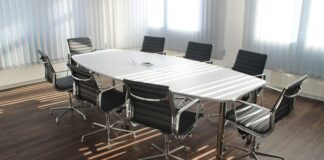 Siyasetin istikrar kazanması, öngörülebilirlik taşıması ve kişilere bağımlı olmaktan çıkması için en önemli unsur kurumsallaşmadır. Devletin işleyişinden partilere, yargıdan yasamaya kadar siyasal yapılar ne kadar kurumsal nitelikler taşıyorsa o kadar güçlü, istikrarlı ve meşru bir düzenden söz edilebilir. Kurumsallaşma, yalnızca bir yapının varlığı değil, aynı zamanda o yapının zamanla oturmuş kurallara, normlara ve davranış biçimlerine kavuşması anlamına gelir. Bu kavramın siyasal alandaki etkisi ise rejimlerin sürekliliğinden demokratikleşme süreçlerine kadar çok geniş bir yelpazeyi kapsar. Konulu bir haber görseli.