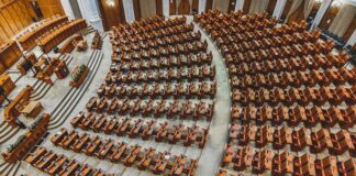Lobicilik, siyasal karar alma süreçlerini etkileme amacı taşıyan örgütlü faaliyetlerin genel adıdır. Bu faaliyetler, belirli kişi, kurum veya çıkar gruplarının lehine yasa yapılmasını sağlamak, çıkarlarına zarar verebilecek düzenlemeleri engellemek ya da kamu politikalarının yönünü değiştirmek için yürütülür. Genellikle parlamento, bakanlıklar, uluslararası kuruluşlar ve yerel yönetimler gibi karar alma mekanizmaları hedef alınır. Lobicilik yalnızca siyasetçileri değil, kamuoyunu, medyayı ve akademik dünyayı da etkileyen geniş kapsamlı bir faaliyettir. Konulu bir haber görseli.