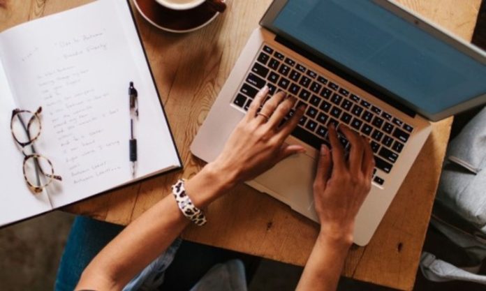 Makale, akademik ve bilimsel dünyada en yaygın kullanılan yazılı ifade biçimlerinden biridir. Özellikle üniversiteler, araştırma merkezleri ve akademik çevrelerde bilgi üretimi, paylaşımı ve doğrulaması amacıyla sıklıkla başvurulan bir içerik türüdür. Ancak makale sadece bilim insanlarının ya da akademisyenlerin alanı değildir. Günümüzde sosyal bilimlerden doğa bilimlerine, sanattan teknolojik gelişmelere kadar birçok alanda makale üretimi yapılmakta ve toplumun geniş kesimleri bu içeriklerden faydalanmaktadır. Konulu bir haber görseli.