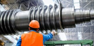 Makine Öğrenmesi Teknolojiyi Nasıl Dönüştürüyor Makine öğrenmesi, teknolojik dönüşümün merkezinde yer alan en etkili sistemlerden biridir. Son yıllarda bilişimden sağlığa, finanstan üretime kadar pek çok alanda adından söz ettiren bu teknoloji, geleneksel yazılım mantığından farklı olarak makinelerin deneyim yoluyla öğrenmesini mümkün kılar. Bu yönüyle makine öğrenmesi, yalnızca teknolojik değil aynı zamanda ekonomik ve toplumsal değişimlerin de temel itici gücü haline gelmiştir. Özellikle veri çağında yaşadığımız günümüzde, her saniye üretilen devasa miktardaki bilgi, bu sistemler tarafından işlenip anlamlı çıktılara dönüştürülmekte, böylece karar alma süreçlerinde devrim niteliğinde gelişmeler sağlanmaktadır. Konulu bir haber görseli.