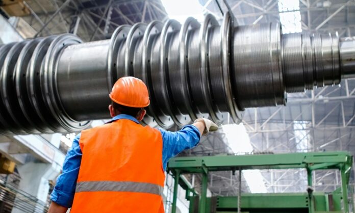 Makine Öğrenmesi Teknolojiyi Nasıl Dönüştürüyor Makine öğrenmesi, teknolojik dönüşümün merkezinde yer alan en etkili sistemlerden biridir. Son yıllarda bilişimden sağlığa, finanstan üretime kadar pek çok alanda adından söz ettiren bu teknoloji, geleneksel yazılım mantığından farklı olarak makinelerin deneyim yoluyla öğrenmesini mümkün kılar. Bu yönüyle makine öğrenmesi, yalnızca teknolojik değil aynı zamanda ekonomik ve toplumsal değişimlerin de temel itici gücü haline gelmiştir. Özellikle veri çağında yaşadığımız günümüzde, her saniye üretilen devasa miktardaki bilgi, bu sistemler tarafından işlenip anlamlı çıktılara dönüştürülmekte, böylece karar alma süreçlerinde devrim niteliğinde gelişmeler sağlanmaktadır. Konulu bir haber görseli.