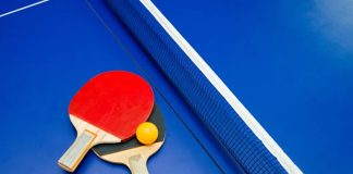 Masa tenisi, 19. yüzyılın sonlarına doğru İngiltere’de ortaya çıkmıştır. Başlangıçta zengin sınıfların salon eğlencesi olarak oynanan bu oyun, zamanla yaygınlaşarak bir spor dalına dönüşmüştür. İlk zamanlarda kitaplar, puro kutuları ve şarap mantarlarıyla oynanan oyun, zamanla modern ekipmanlara evrilmiştir.