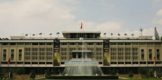 Meşruiyet, bir otorite ya da yönetimin, halk nezdinde kabul görmesi ve ahlaki, hukuki, toplumsal açıdan haklı bulunması anlamına gelir. Siyasi bağlamda ise bir iktidarın, halkın rızasını alarak yönetme hakkına sahip olması olarak tanımlanır. Bu kavram, yalnızca hükümetlerin değil, siyasi sistemlerin, kurumların ve kararların da geçerliliği ve kabul edilebilirliği açısından temel bir ölçüttür. Meşruiyet, bir devletin ya da yönetimin sürekliliğini sağlayan, kriz anlarında bile toplumun birlik içinde kalmasına yardımcı olan güçlü bir bağ niteliği taşır. Konulu bir haber görseli.