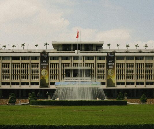 Meşruiyet, bir otorite ya da yönetimin, halk nezdinde kabul görmesi ve ahlaki, hukuki, toplumsal açıdan haklı bulunması anlamına gelir. Siyasi bağlamda ise bir iktidarın, halkın rızasını alarak yönetme hakkına sahip olması olarak tanımlanır. Bu kavram, yalnızca hükümetlerin değil, siyasi sistemlerin, kurumların ve kararların da geçerliliği ve kabul edilebilirliği açısından temel bir ölçüttür. Meşruiyet, bir devletin ya da yönetimin sürekliliğini sağlayan, kriz anlarında bile toplumun birlik içinde kalmasına yardımcı olan güçlü bir bağ niteliği taşır. Konulu bir haber görseli.