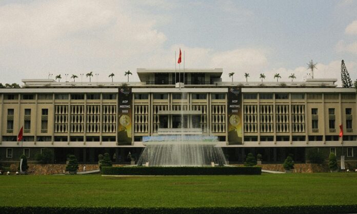 Meşruiyet, bir otorite ya da yönetimin, halk nezdinde kabul görmesi ve ahlaki, hukuki, toplumsal açıdan haklı bulunması anlamına gelir. Siyasi bağlamda ise bir iktidarın, halkın rızasını alarak yönetme hakkına sahip olması olarak tanımlanır. Bu kavram, yalnızca hükümetlerin değil, siyasi sistemlerin, kurumların ve kararların da geçerliliği ve kabul edilebilirliği açısından temel bir ölçüttür. Meşruiyet, bir devletin ya da yönetimin sürekliliğini sağlayan, kriz anlarında bile toplumun birlik içinde kalmasına yardımcı olan güçlü bir bağ niteliği taşır. Konulu bir haber görseli.