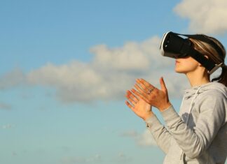 Metaverse Nedir Geleceği Ne Kadar Etkileyecek Metaverse, dijital dünyanın en çok konuşulan ve tartışılan kavramlarından biri haline geldi. Fiziksel ve dijital dünyanın bir araya geldiği, insanların dijital avatarları aracılığıyla varlık gösterebildiği bu sanal evren, teknolojinin geldiği noktayı gözler önüne seriyor. Oyun, iş, eğitim, eğlence ve sosyal etkileşim gibi birçok alanı içine alan bu evren, yalnızca teknoloji meraklılarının değil, şirketlerin, yatırımcıların ve hatta devletlerin bile ilgisini çekmeye başladı. Peki, metaverse nedir ve gerçekten geleceğimizi ne kadar etkileyecek? Konulu bir haber görseli.