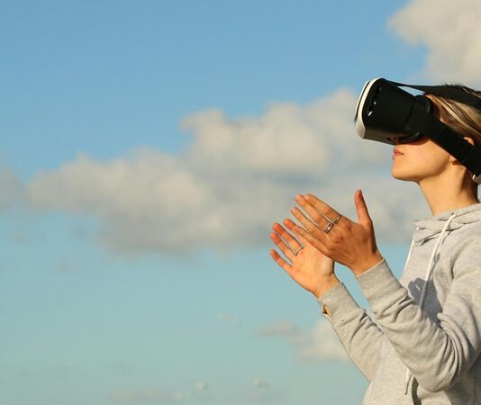 Metaverse, dijital dünyanın en çok konuşulan ve tartışılan kavramlarından biri haline geldi. Fiziksel ve dijital dünyanın bir araya geldiği, insanların dijital avatarları aracılığıyla varlık gösterebildiği bu sanal evren, teknolojinin geldiği noktayı gözler önüne seriyor. Oyun, iş, eğitim, eğlence ve sosyal etkileşim gibi birçok alanı içine alan bu evren, yalnızca teknoloji meraklılarının değil, şirketlerin, yatırımcıların ve hatta devletlerin bile ilgisini çekmeye başladı. Peki, metaverse nedir ve gerçekten geleceğimizi ne kadar etkileyecek? Konulu bir haber görseli.