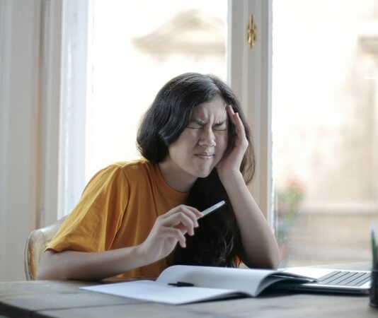 Toplumda oldukça yaygın olan baş ağrılarının bir türü olan migren, çoğu zaman sıradan bir baş ağrısıyla karıştırılır. Oysa migren, nörolojik bir rahatsızlık olup, şiddetli ağrıların yanı sıra görsel bozukluklar, mide bulantısı, ışık ve sese karşı aşırı hassasiyet gibi belirtilerle seyreder. Dünya genelinde milyonlarca insanın hayat kalitesini düşüren bu hastalık, iş gücü kaybına ve sosyal izolasyona kadar gidebilen ciddi etkiler yaratabilir. Migreni sıradan baş ağrısından ayıran en önemli fark ise, yalnızca fiziksel değil zihinsel ve duygusal etkilerinin de bulunmasıdır. Bu nedenle migreni anlamak ve doğru şekilde yönetmek, hem bireysel hem de toplumsal düzeyde önem taşır. Konulu bir haber görseli.