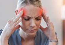 Migren tanısı koymak için özel bir test bulunmamakla birlikte, hastanın şikâyetleri detaylı olarak değerlendirilir. Nörolojik muayene ve baş ağrısı günlüğü tutmak, doğru tanının konulmasına yardımcı olabilir. Migren tanısı alan bireylerde tedavi planı kişiye özel olarak düzenlenir.