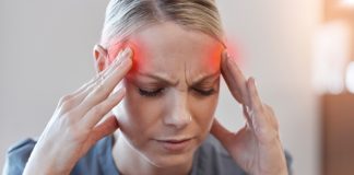 Migren tanısı koymak için özel bir test bulunmamakla birlikte, hastanın şikâyetleri detaylı olarak değerlendirilir. Nörolojik muayene ve baş ağrısı günlüğü tutmak, doğru tanının konulmasına yardımcı olabilir. Migren tanısı alan bireylerde tedavi planı kişiye özel olarak düzenlenir.