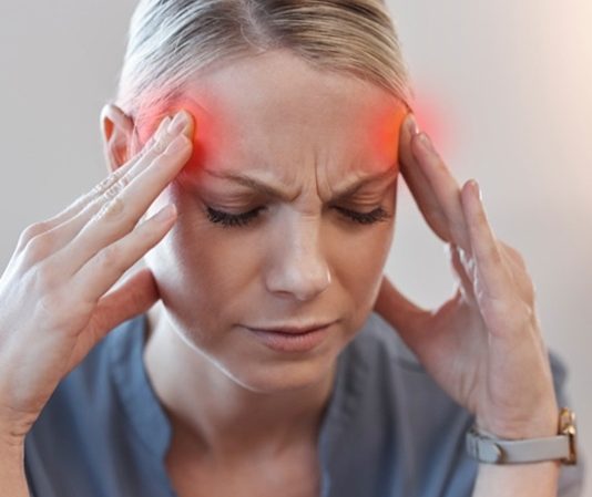 Migren tanısı koymak için özel bir test bulunmamakla birlikte, hastanın şikâyetleri detaylı olarak değerlendirilir. Nörolojik muayene ve baş ağrısı günlüğü tutmak, doğru tanının konulmasına yardımcı olabilir. Migren tanısı alan bireylerde tedavi planı kişiye özel olarak düzenlenir.