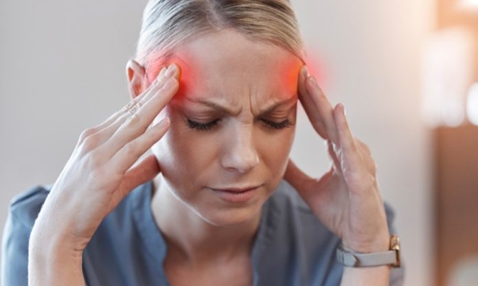 Migren tanısı koymak için özel bir test bulunmamakla birlikte, hastanın şikâyetleri detaylı olarak değerlendirilir. Nörolojik muayene ve baş ağrısı günlüğü tutmak, doğru tanının konulmasına yardımcı olabilir. Migren tanısı alan bireylerde tedavi planı kişiye özel olarak düzenlenir.