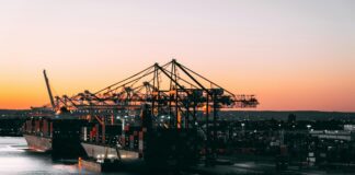 Monopol, bir piyasada yalnızca bir şirketin veya firmanın ürün ya da hizmet sunduğu durumları tanımlar. Bu tür bir durum, genellikle tüketici tercihlerinin kısıtlanması ve fiyatların yükselmesi gibi olumsuz sonuçlara yol açar. Bir monopol, ürün ya da hizmet üzerinde tekelleşmiş olduğu için fiyatları belirleme gücüne sahiptir ve genellikle bu gücü kârlarını maksimize etmek için kullanır. Piyasada rekabetin olmaması, tüketiciler için daha az seçenek ve daha yüksek maliyetler anlamına gelir. Monopol, ekonominin çeşitli dinamiklerini etkileyebilir ve bu yazıda monopolün ne olduğu, nasıl işlediği ve ekonomiye olan etkileri ele alınacaktır. Konulu bir haber görseli.