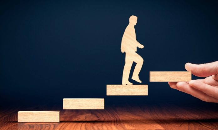 Eğitimde başarı, sadece bilgiyle değil, aynı zamanda öğrencinin psikolojik ve duygusal durumuyla da doğrudan ilişkilidir. Motivasyon, öğrencilerin öğrenmeye olan isteklerini, gayretlerini ve sonuçları alma kararlılıklarını şekillendiren önemli bir faktördür. Öğrencilerin derslerine olan ilgisi, derslerdeki performansları ve uzun vadeli akademik başarıları, büyük ölçüde içsel ya da dışsal motivasyonlarına bağlıdır. Eğitim sürecinde motivasyonun rolü, öğrencinin öğrenme sürecine nasıl yaklaşacağı ve başarıyı nasıl elde edeceği konusunda belirleyici bir etkendir. Konulu bir haber görseli.