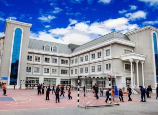 Müfredat, sadece eğitimin değil, aynı zamanda toplumsal uzlaşının ve ideolojik dengenin de bir göstergesidir. Örneğin tarih müfredatlarında bazı dönemlerin daha ayrıntılı incelenmesi ya da bazı figürlerin öne çıkarılması, bu yönüyle değerlendirilmelidir.