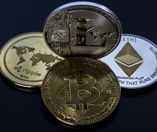 NFT teknolojisi, dijital varlıkların sahipliğini kanıtlayan ve blokzincir üzerine kaydedilen eşsiz dijital sertifikalardır. “Non-Fungible Token” ifadesinin kısaltması olan NFT, değiştirilemez ve takas edilemez yapısıyla diğer dijital varlıklardan ayrılır. Son yıllarda özellikle sanat dünyasında büyük bir dönüşüme neden olan bu teknoloji, sanatçıların eserlerini doğrudan dijital ortamda sunmalarına ve koleksiyonerlerin bu eserleri dijital ortamda satın almalarına olanak tanıdı. NFT'ler, hem sanatın üretiminde hem de dağıtımında kuralları yeniden yazdı ve dijital sanatın değerini artıran önemli bir araç haline geldi. Konulu bir haber görseli.